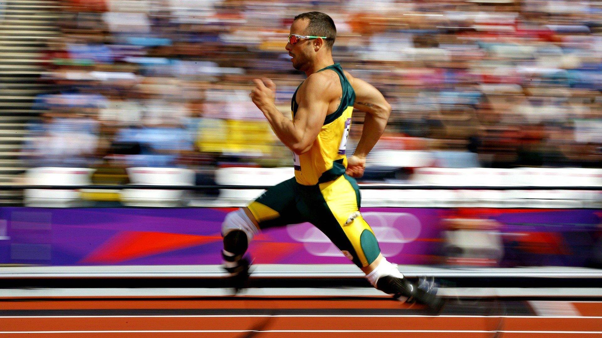 梅西第八次捧起金球奖 刷新历史纪录再创足坛传奇