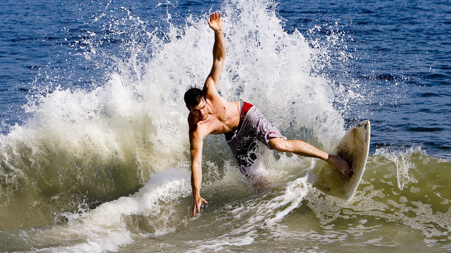 天才新星闪耀绿茵场，帽子戏法助球队逆转夺冠